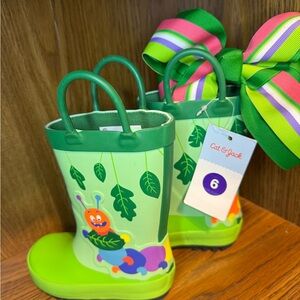 Cat & Jack Kids Green Rain Boots with Caterpillar design and colorful Bow NWT